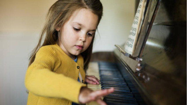 女孩学钢琴有用吗